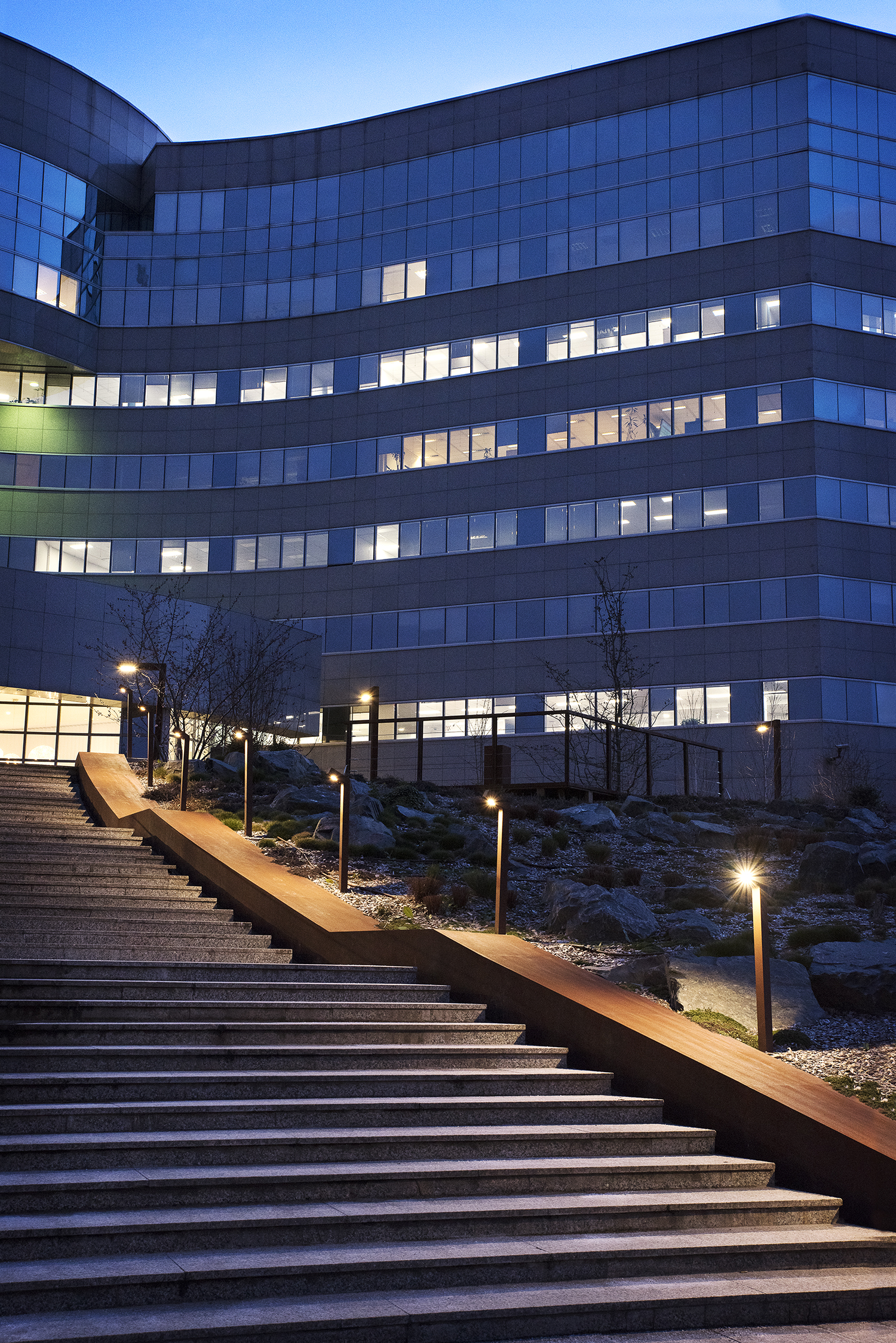 铝制 Torga FL 路灯设计,现代简约导向照明利器-1