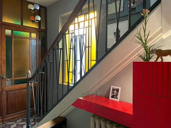 红 horizontal skycraper 墙壁雕塑-6