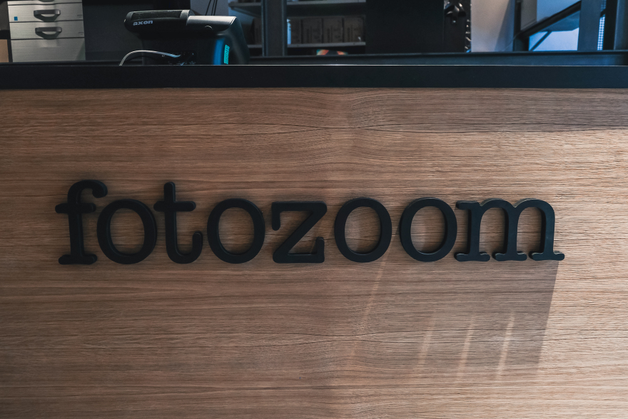 重塑摄影工作室 | 钢黑架构与自然橡木的精致融合-1