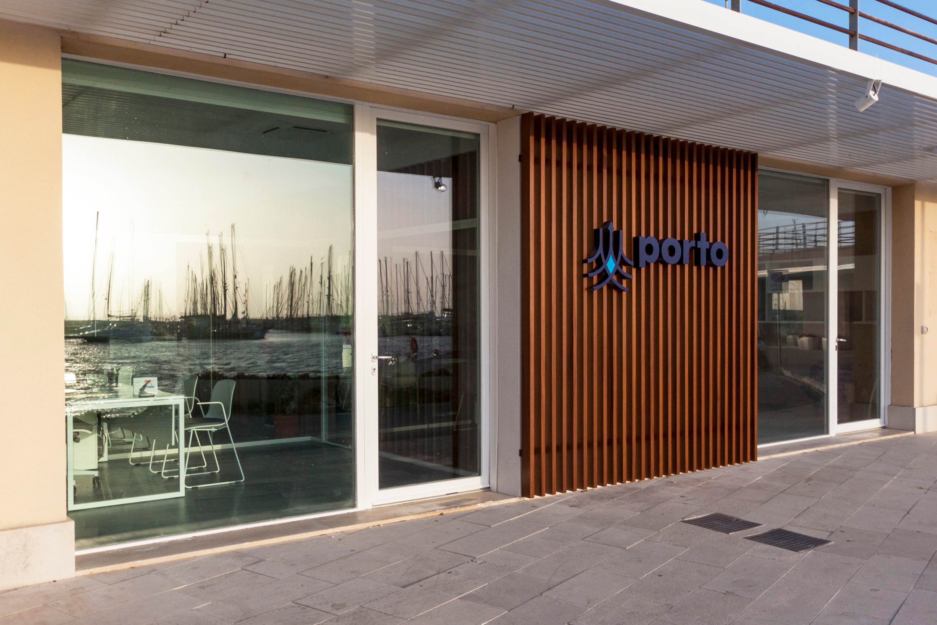 优化空间利用的意大利旅游港口办公室设计-25