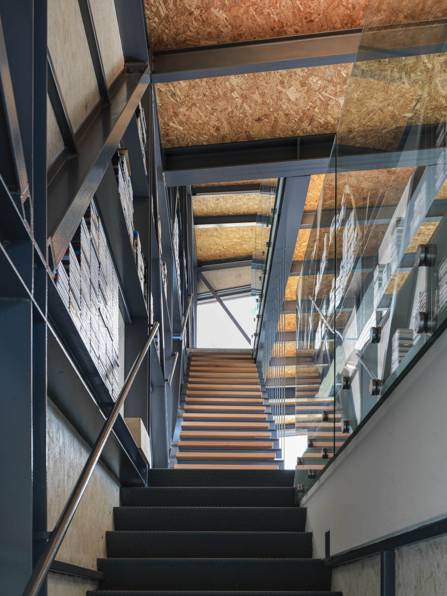 创意风暴中的仓库改造 | 意大利米兰金属木质建筑-10