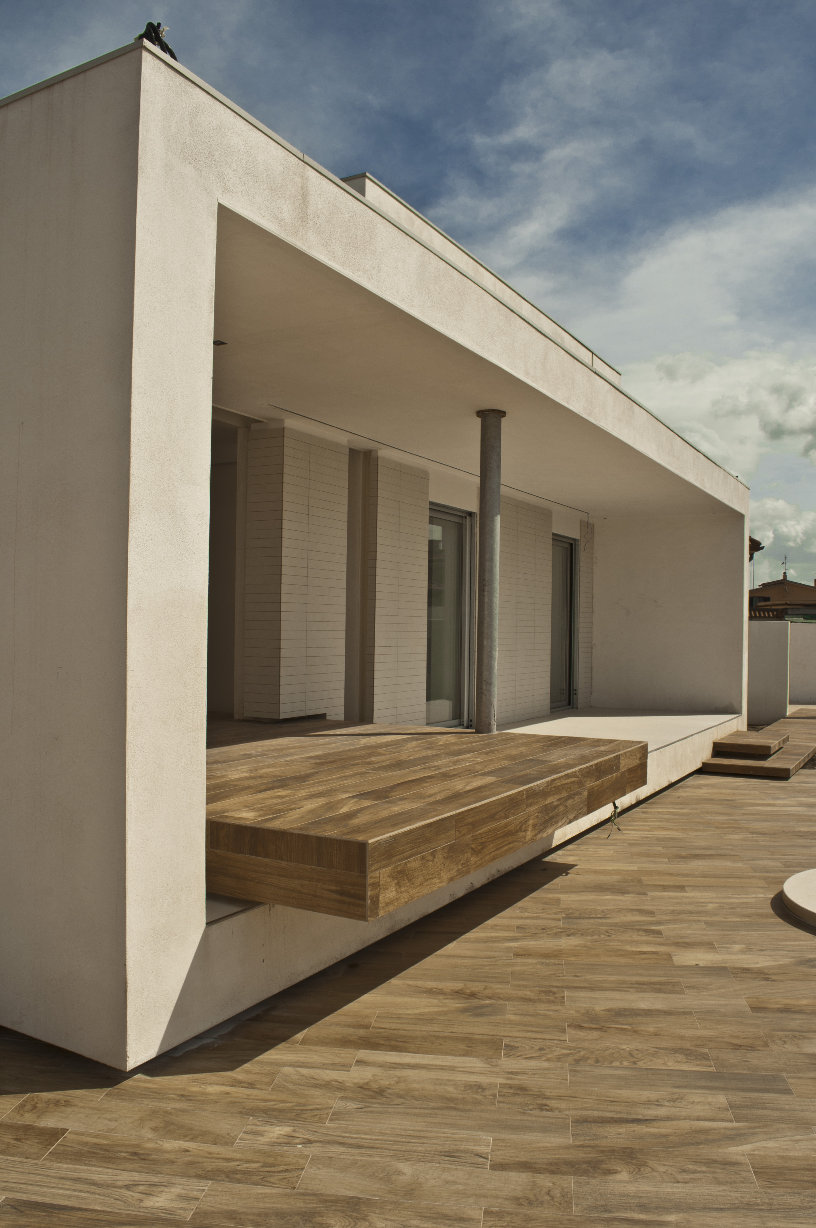 融合内外空间的白色纯净住宅-8