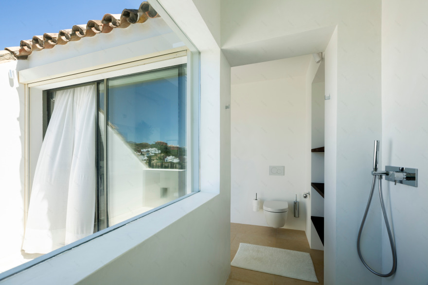 融合自然景观的西班牙风格别墅设计-19