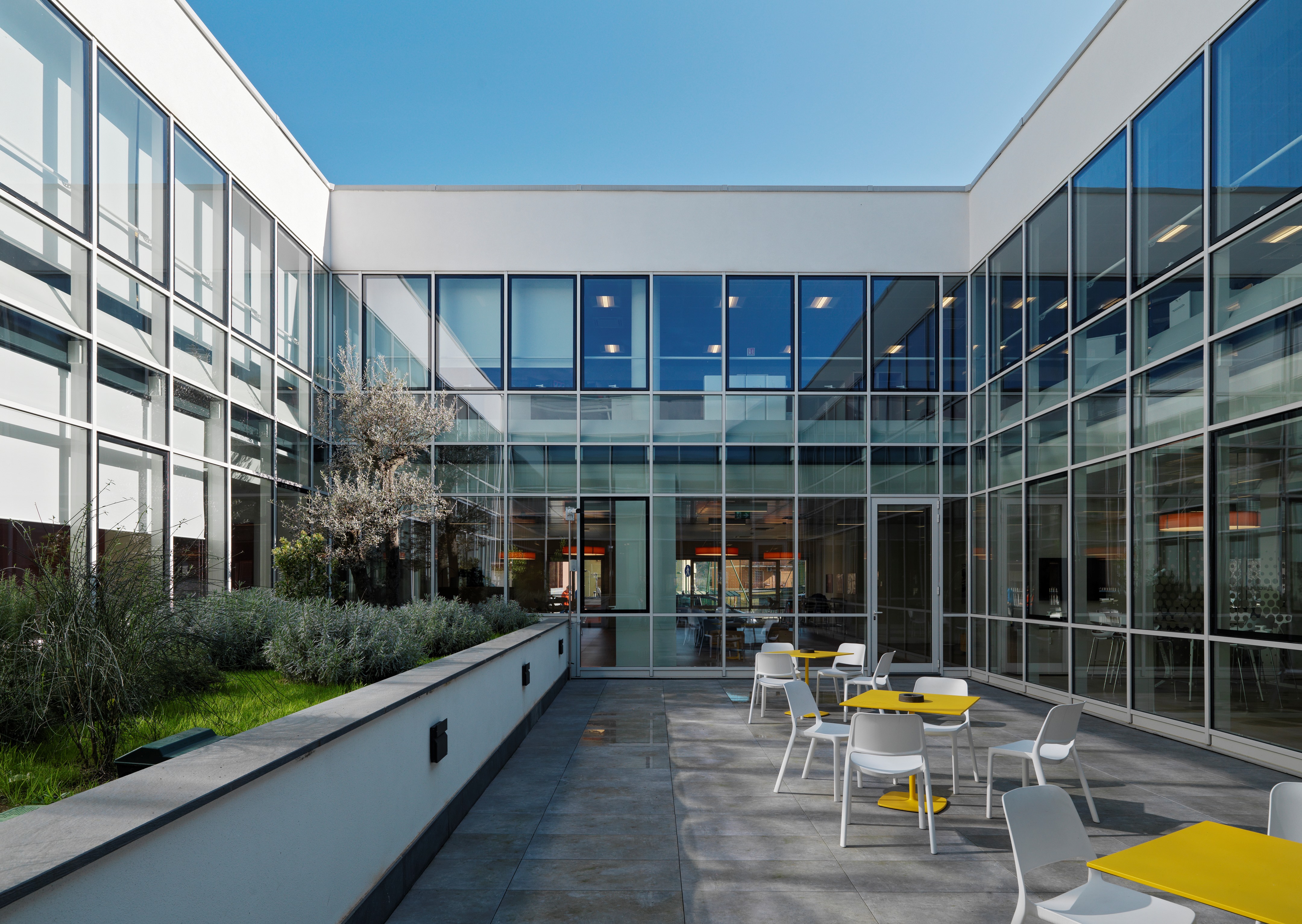 废弃工厂变身为绿色环保的 Arcaplanet 总部-2