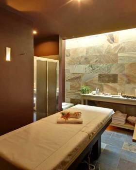 湖畔仙境 | Hotel Le Ali del Frassino 的格拉努拉提锌宝石地板