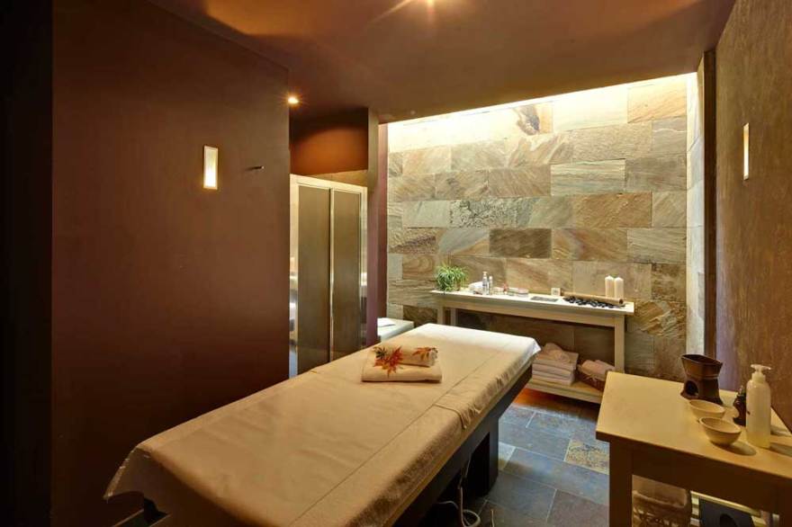 湖畔仙境 | Hotel Le Ali del Frassino 的格拉努拉提锌宝石地板-2