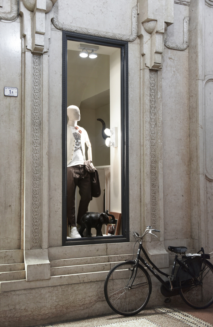 意大利珠宝店变男性时装店,极简设计打造悬浮空间-10