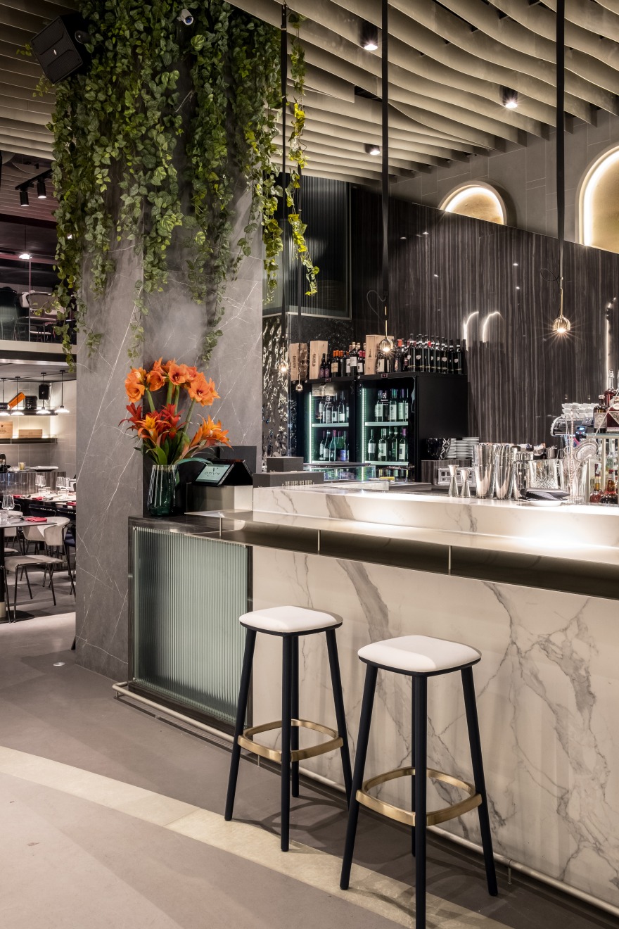 Milan 繁华中心的戏剧性餐厅-19