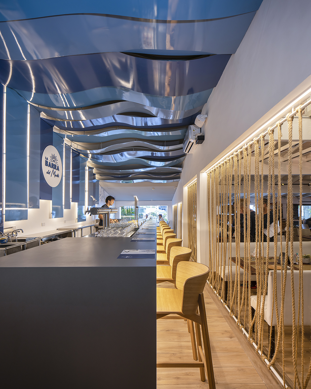 激情海洋的蓝色韵律·Dos G Arquitectos 的海滨餐厅设计-6