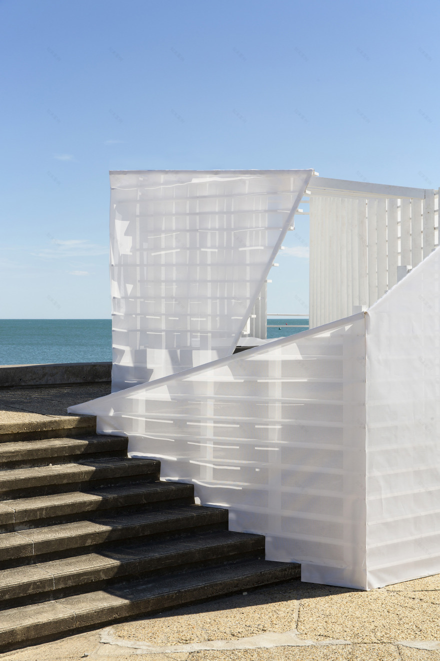 纸船唤起童年记忆,法国 Origamic 展厅设计展现地中海风情-1