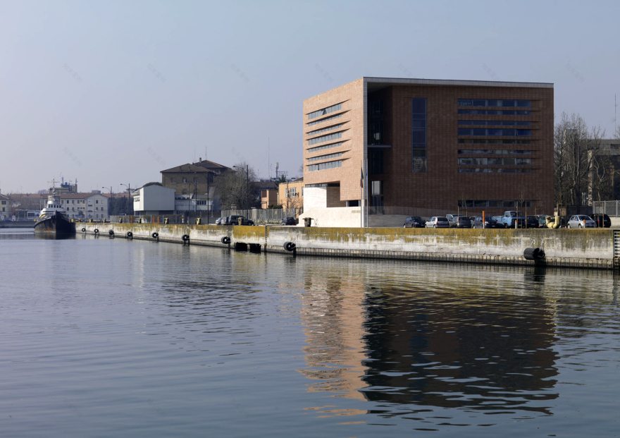 Ravenna 港口管理局新总部——现代办公建筑的代表作-2