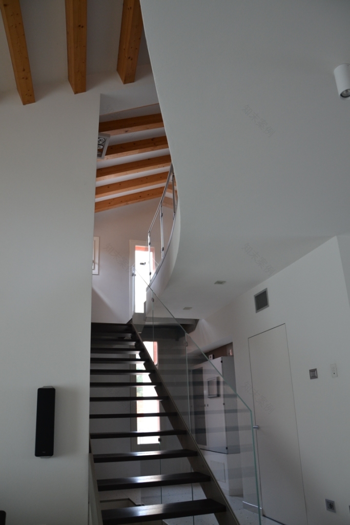 乡间复兴的现代居所——自然材料与尖端科技融合-2