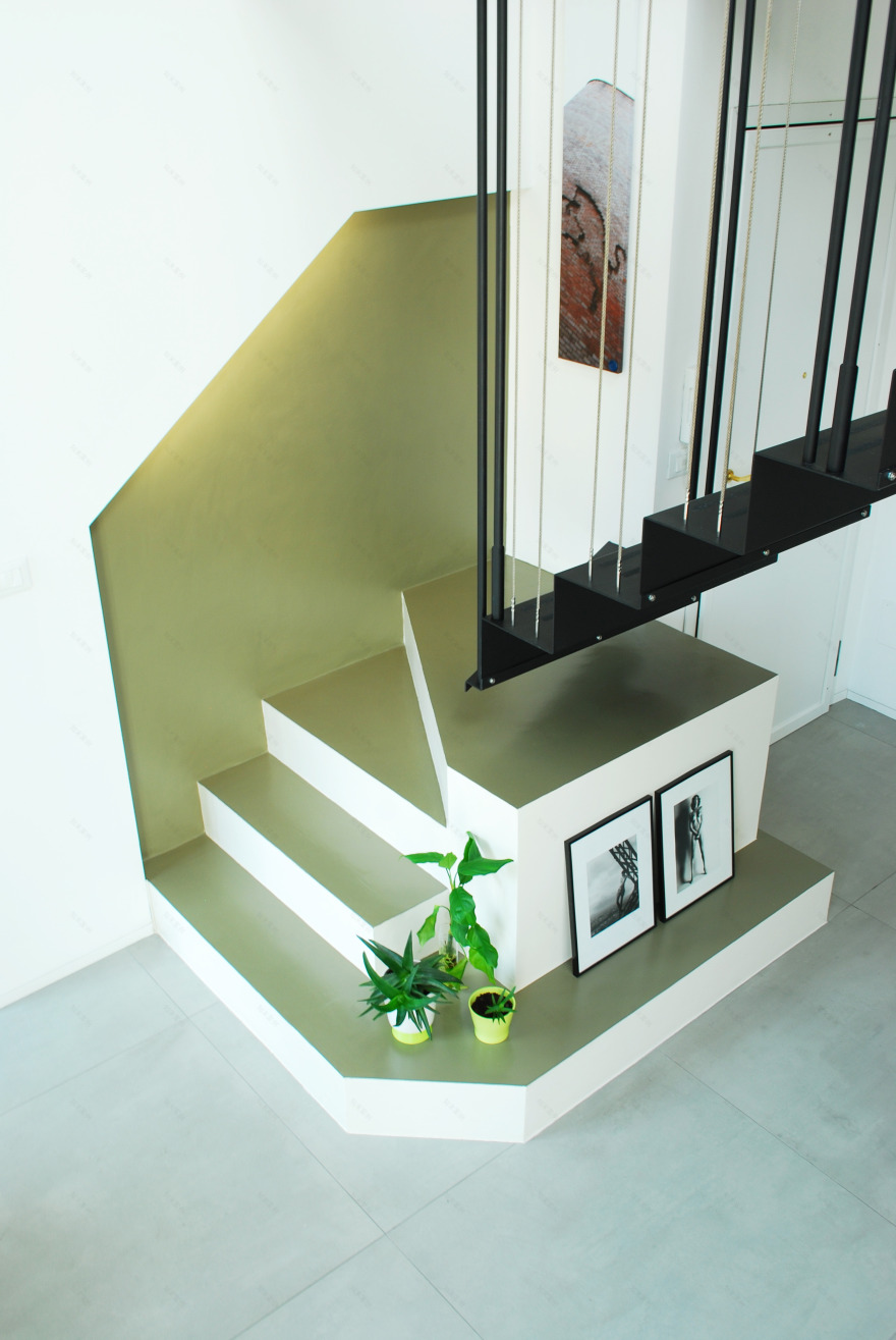 都灵多元文化区三层复式公寓 | 金属折叠楼梯营造双高空间-11