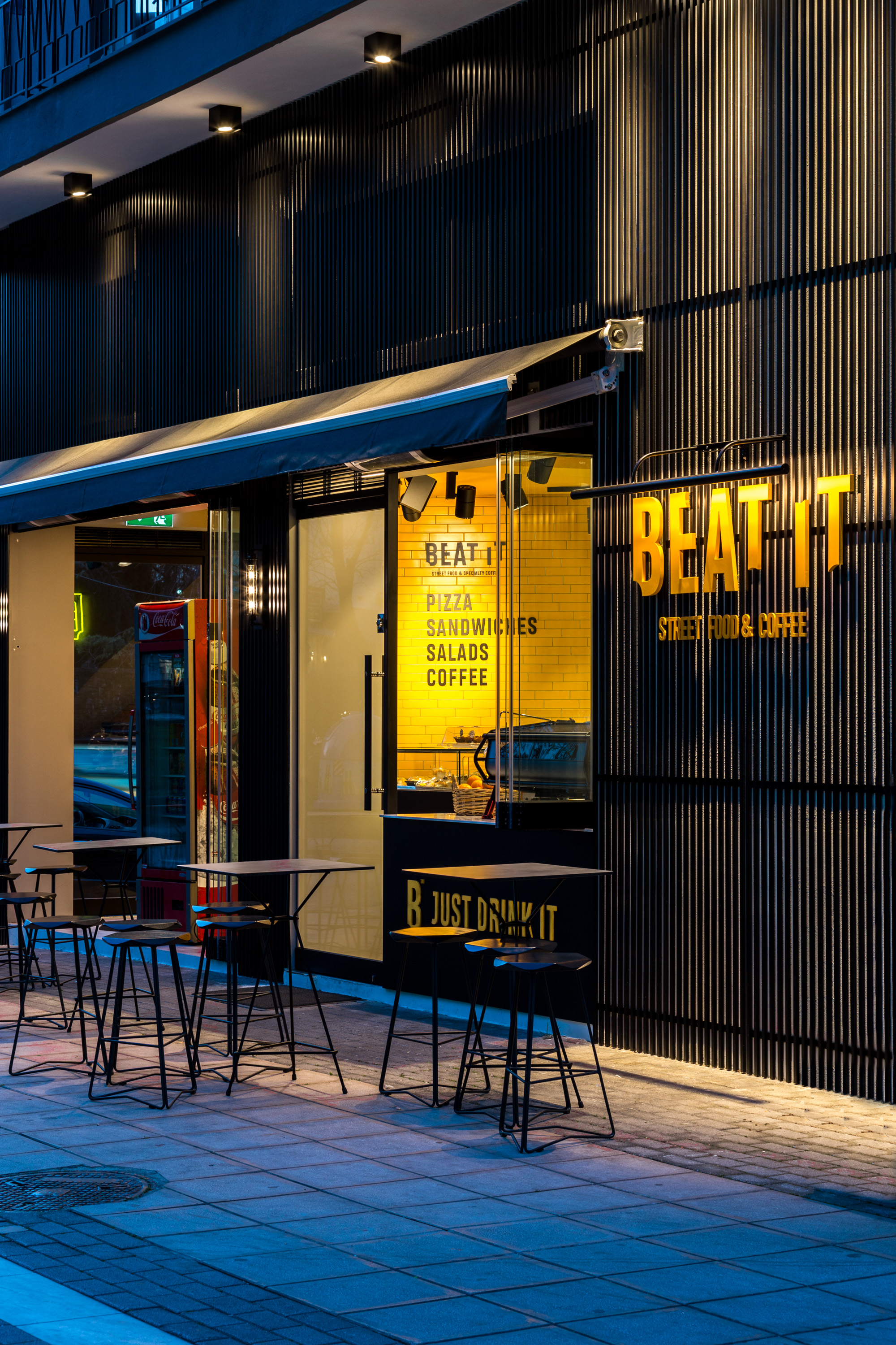 《BEAT IT》街头美食咖啡厅 | 传统披萨店的城市翻新-12