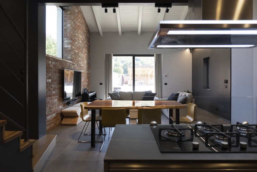 乡村旧屋翻新,金属屏风打造舒适居住环境-1