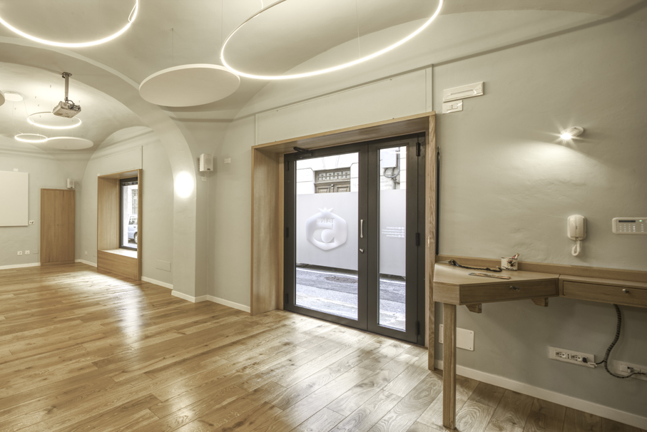 历史建筑中的现代转型 | 温暖木质的多功能空间-1