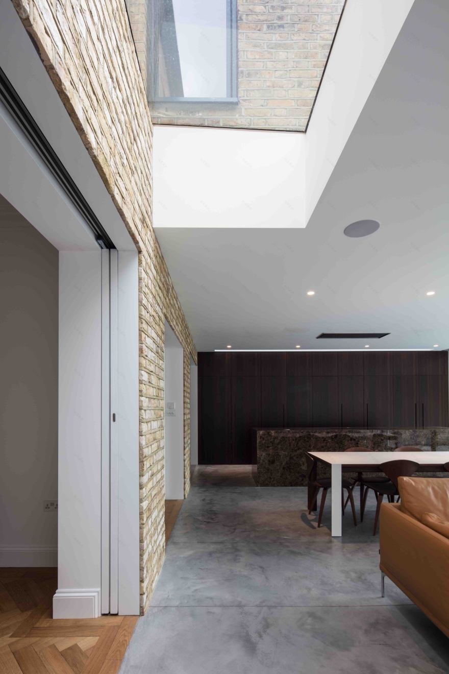 英伦风情别墅现代改造,历史与时尚的完美融合-2