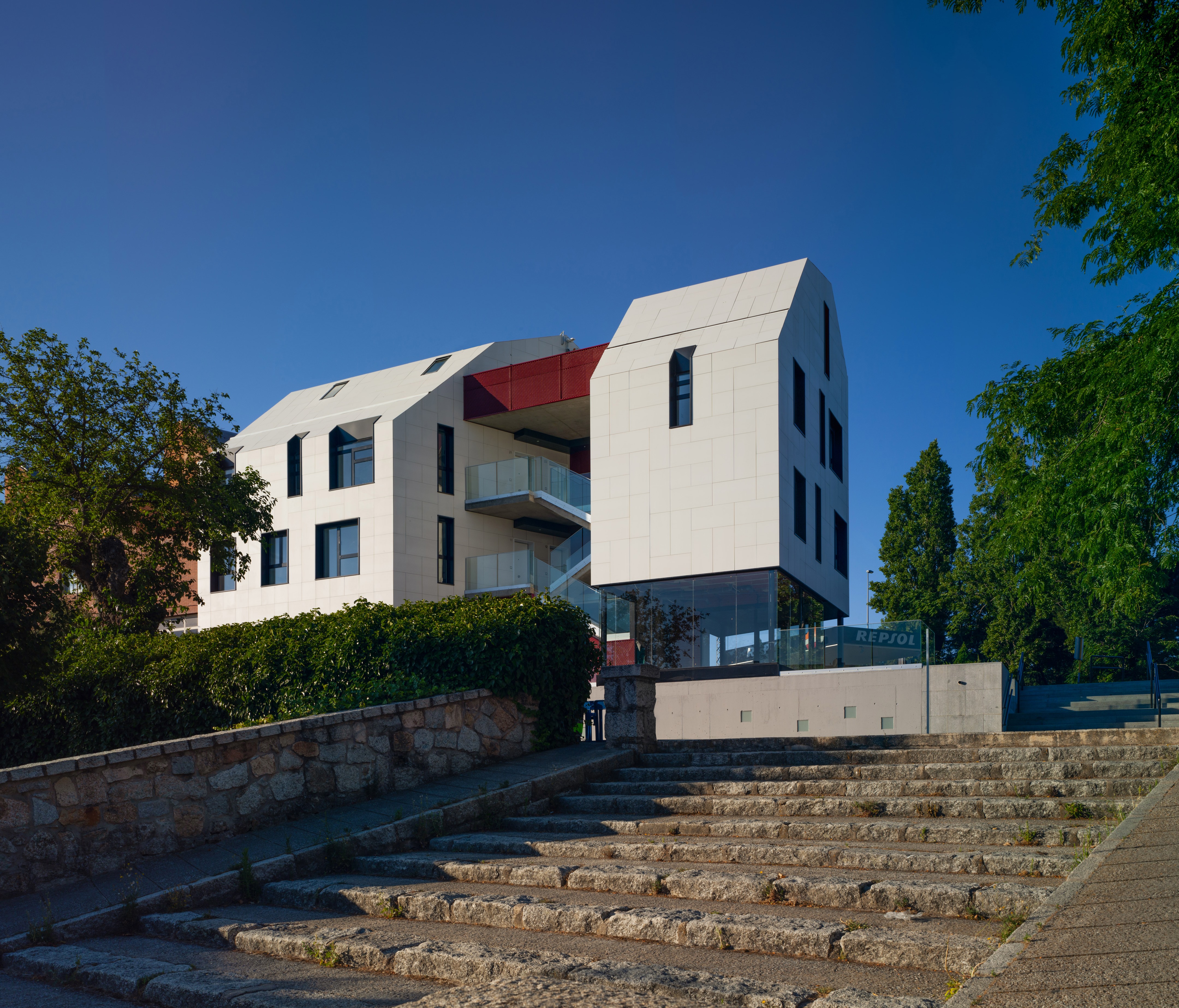 双街交汇处的立体建筑-6