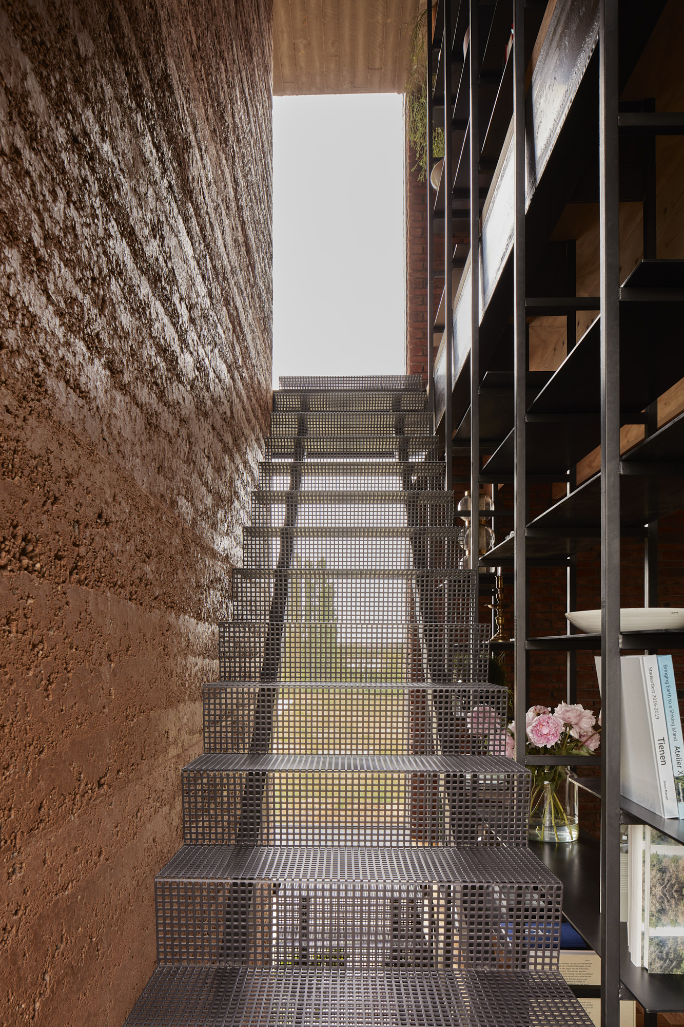 比利时 Tienen 的圆形砖房 | 40 厘米厚 15 米高的夯土墙-17