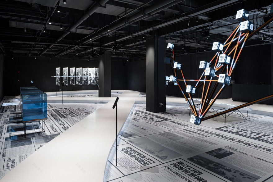 《万化同源》展览 | 超级报纸重织时空,打造全景式体验-60