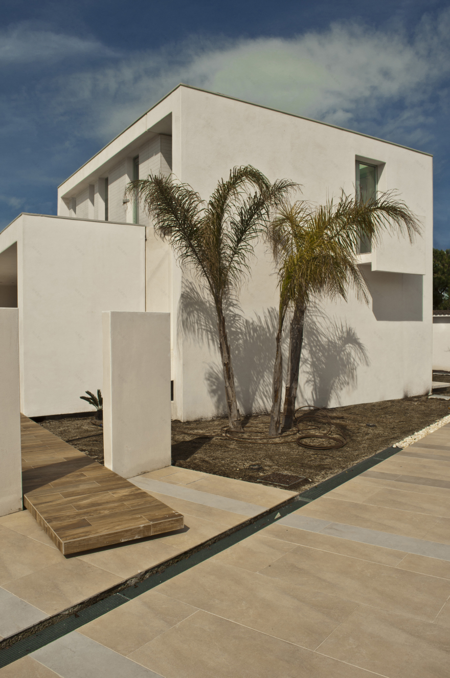 融合内外空间的白色纯净住宅-4