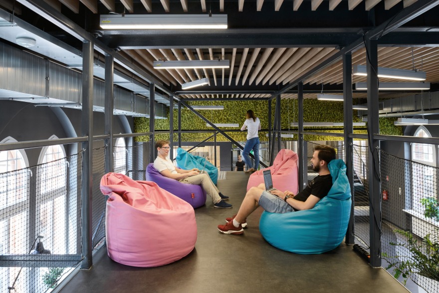 波兰哥特式旧邮局里的创意绿意办公空间-0