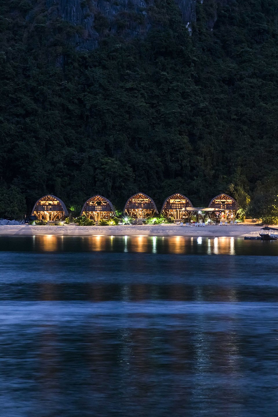 漂流岛度假村，越南/绿色山脉、白色沙滩与蓝色海洋中的竹结构-55