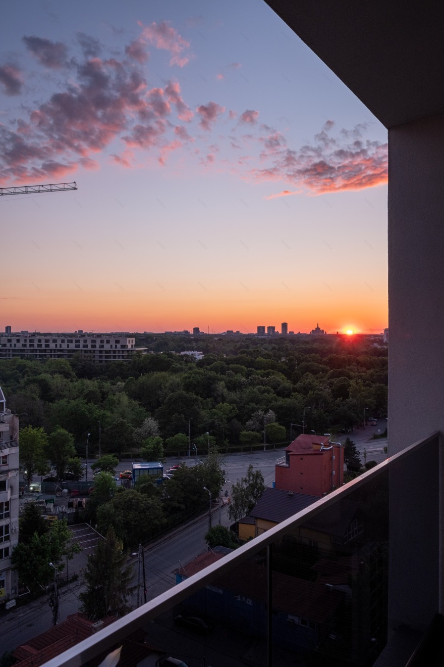 黑白极简公寓,融入自然的粗犷之美-28