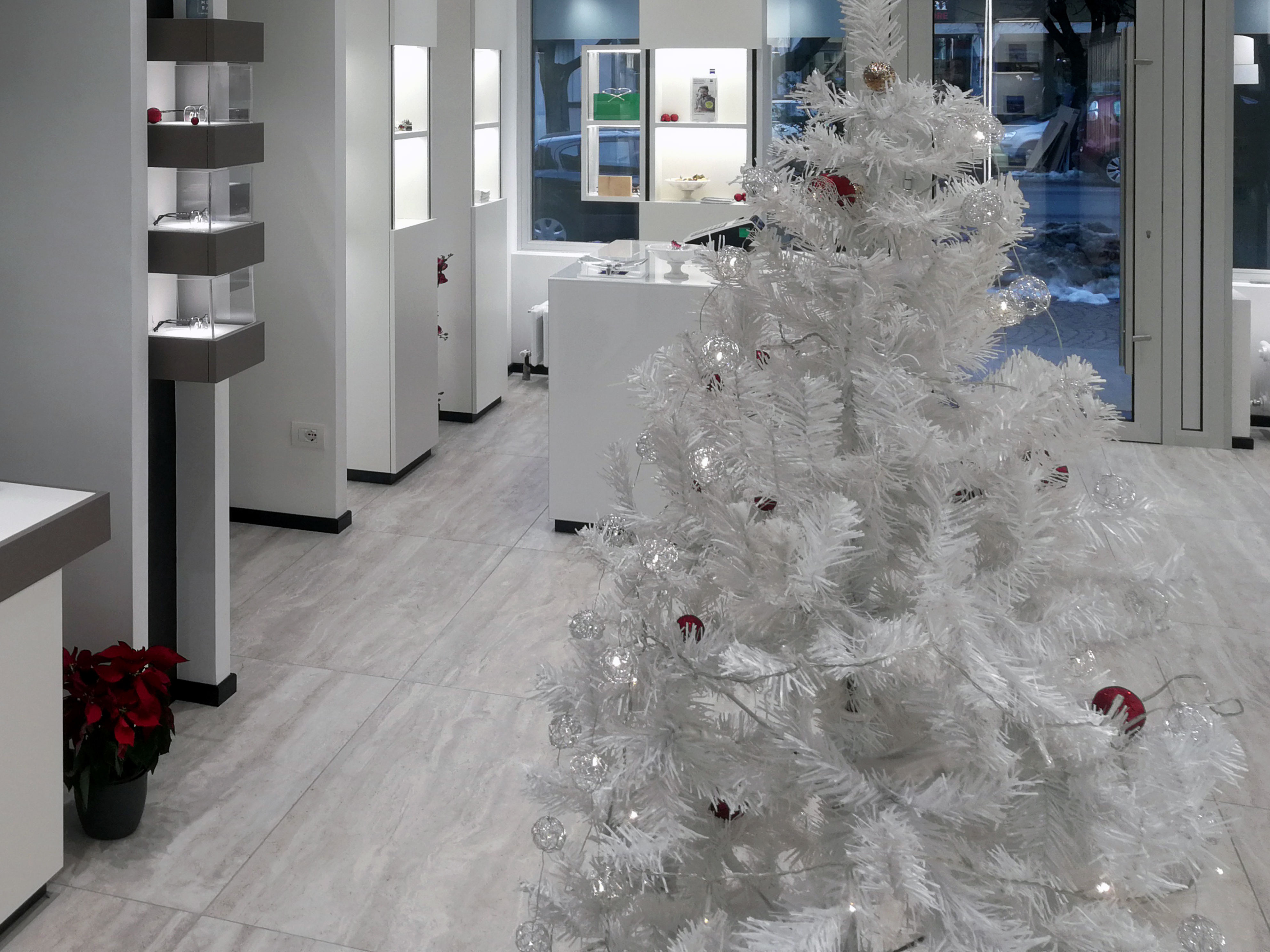 雪中圣诞树灵感的温馨珠宝店设计丨GioielleriaOttica Damiani 1927-10