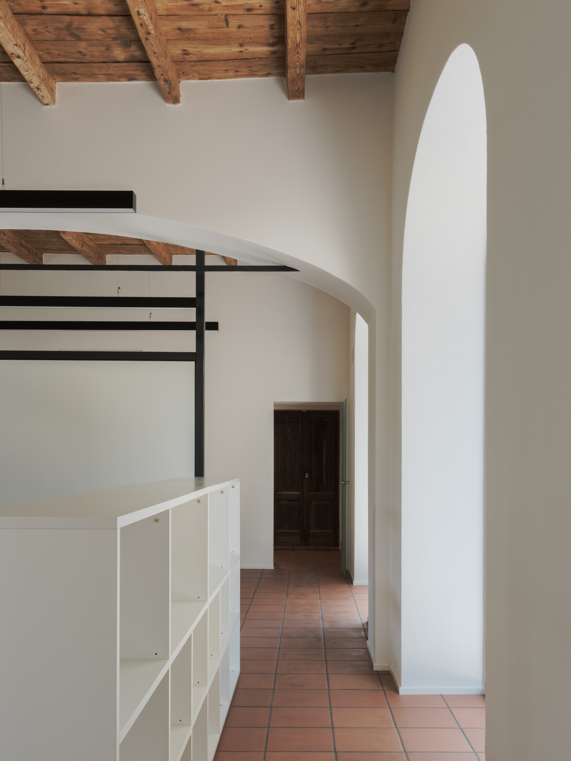 Colombo 6 木质天花板与瓷砖地板的室内设计-20