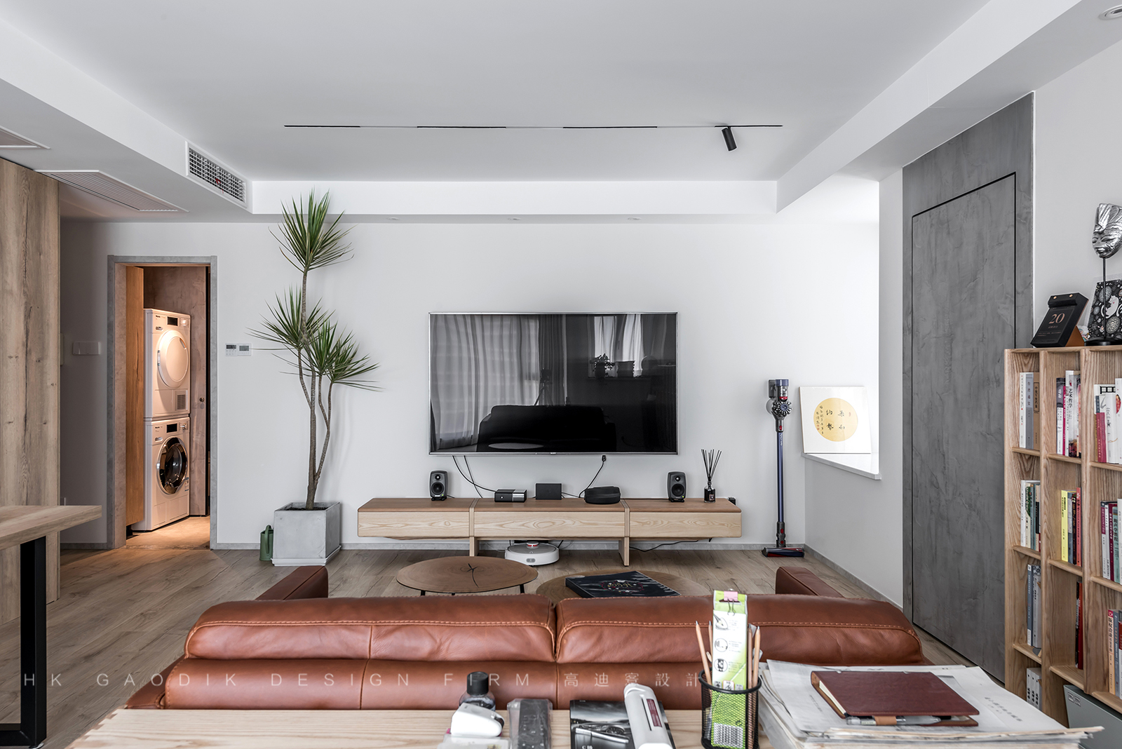 高迪愙设计事务所 | 平层住宅,控制细节平衡空间情感-13