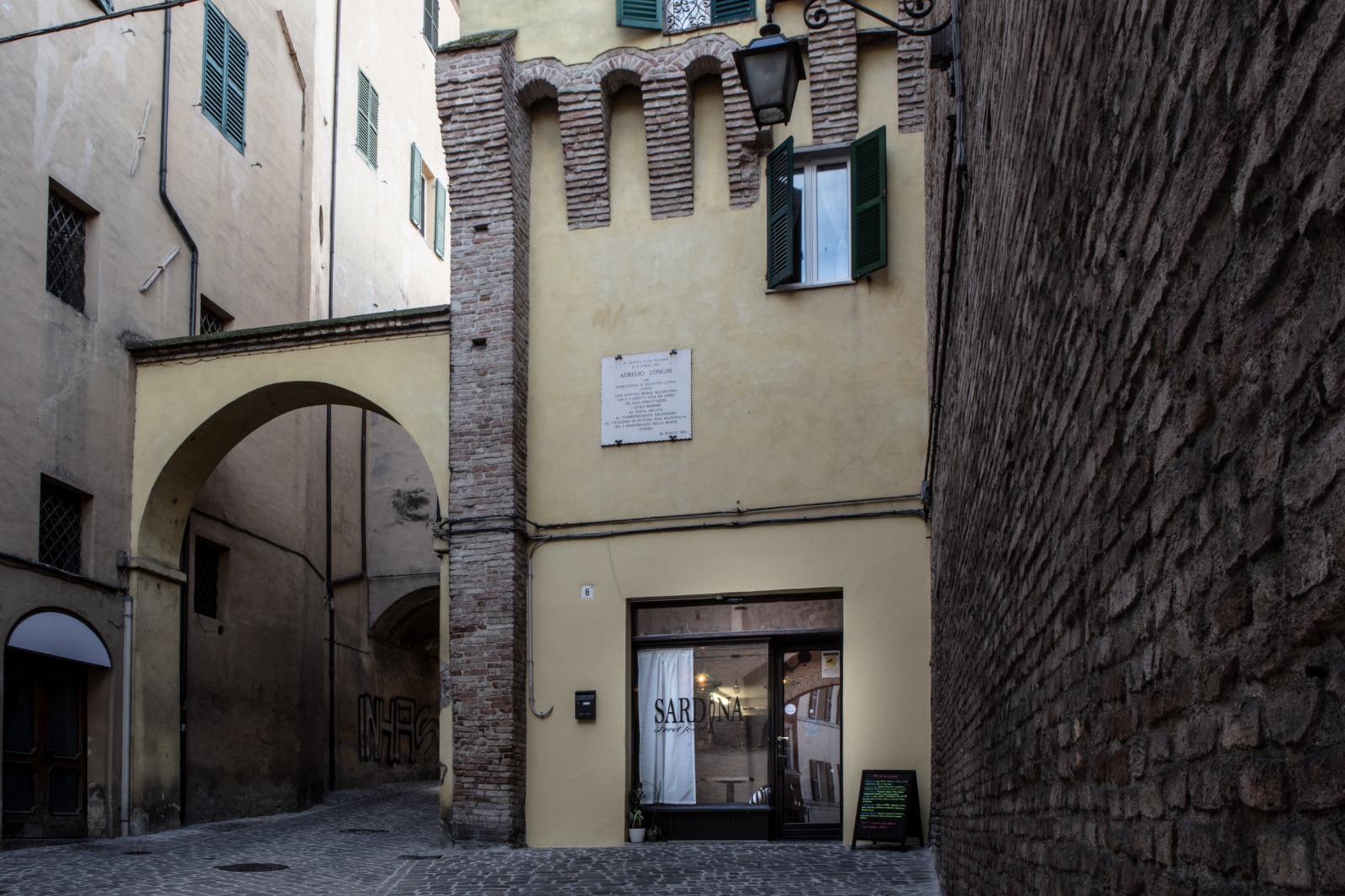 紧凑型鱼主题街头美食店设计-6