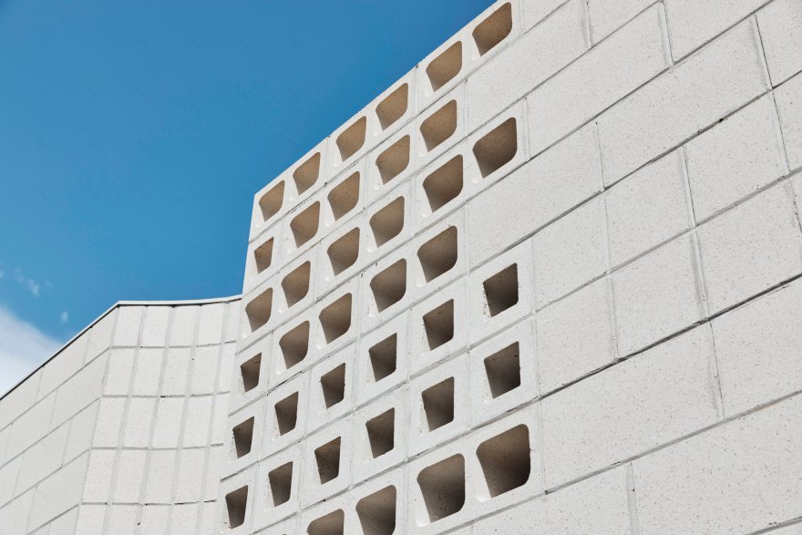 混凝土金字塔下的海滩别墅设计-114