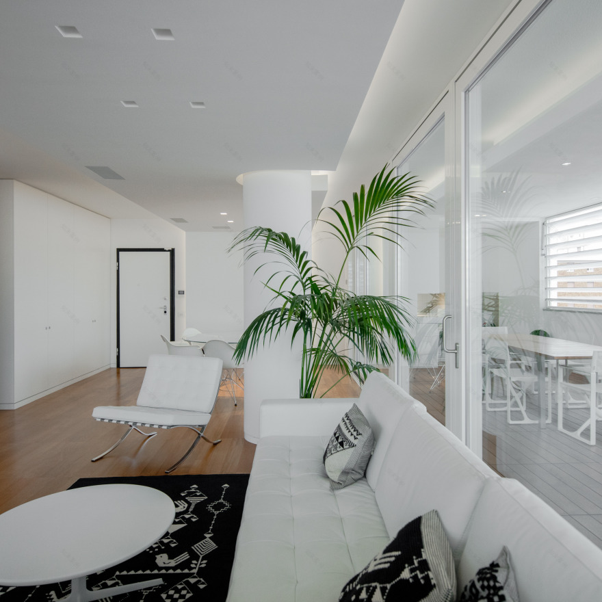 现代顶层公寓,打造无缝室内外空间-7