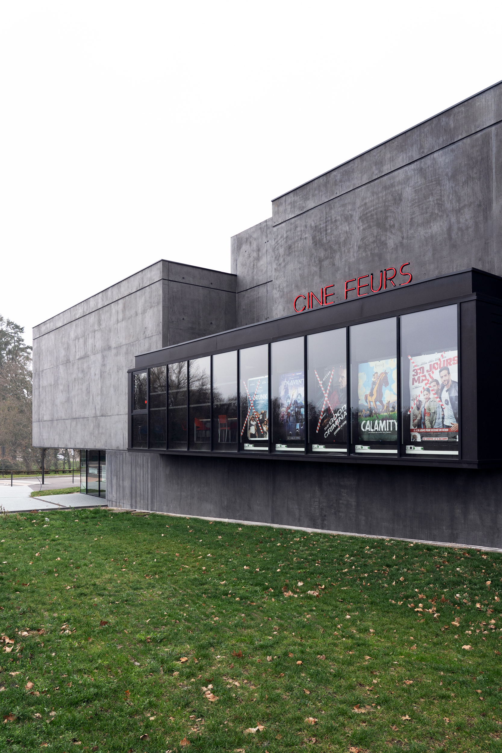 地形融入的黑色影院巨石-13