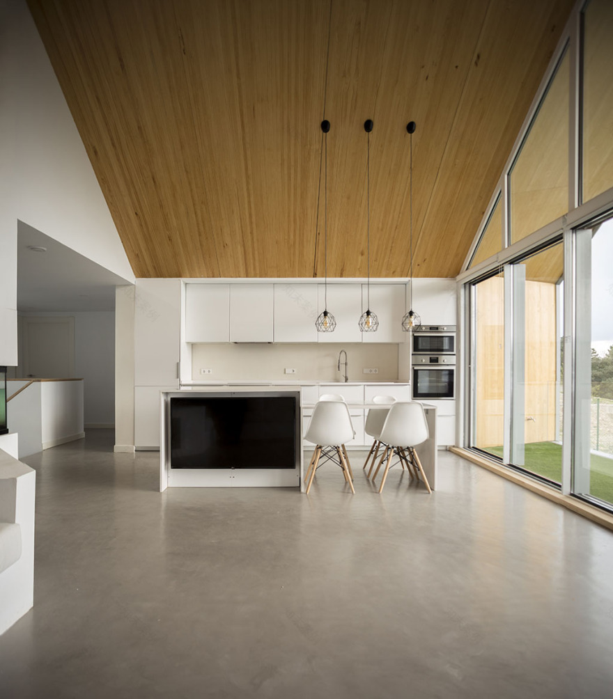 西班牙 Zumaia 山谷中的倾斜别墅-7