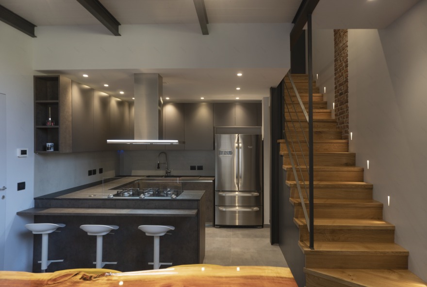 乡村旧屋翻新,金属屏风打造舒适居住环境-3