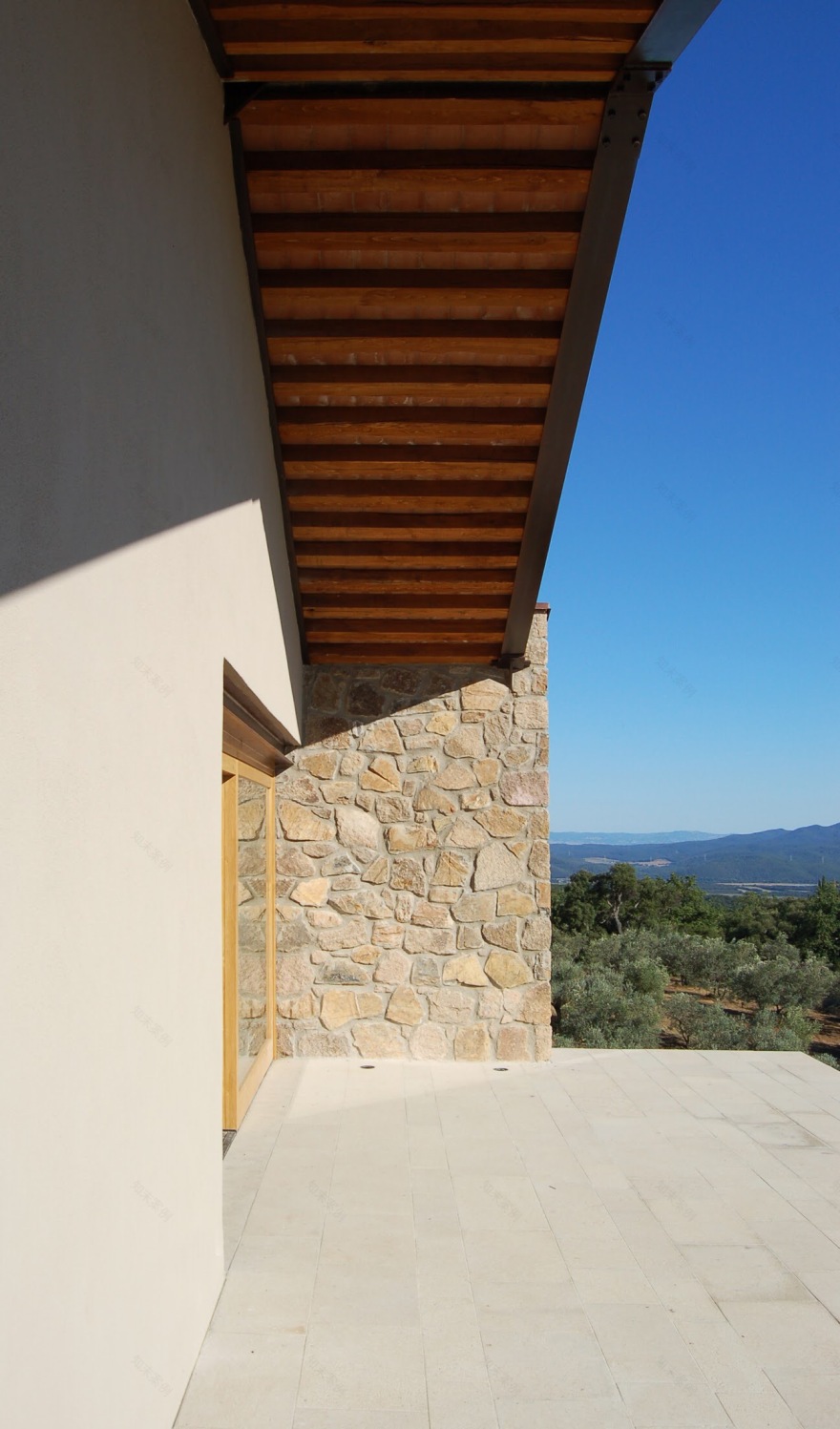 嵌入山丘的简约之家-1