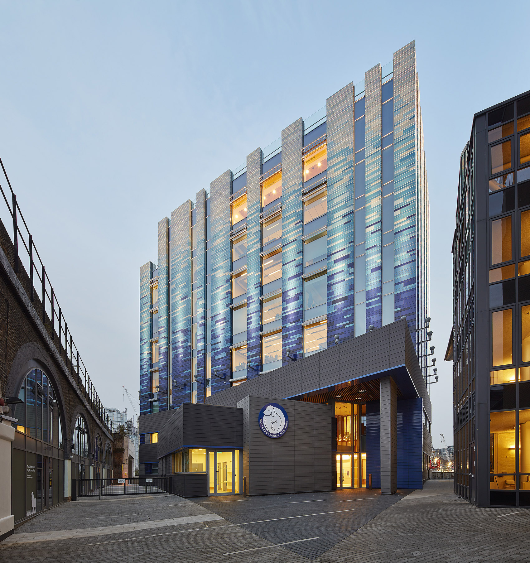 Battersea宠物医院，伦敦/蓝釉陶土瓷砖赋予建筑明亮鲜活的个性 -2