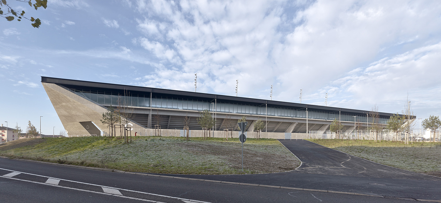 洛桑市新足球场馆，瑞士/散发宁静感的市郊体育设施-3