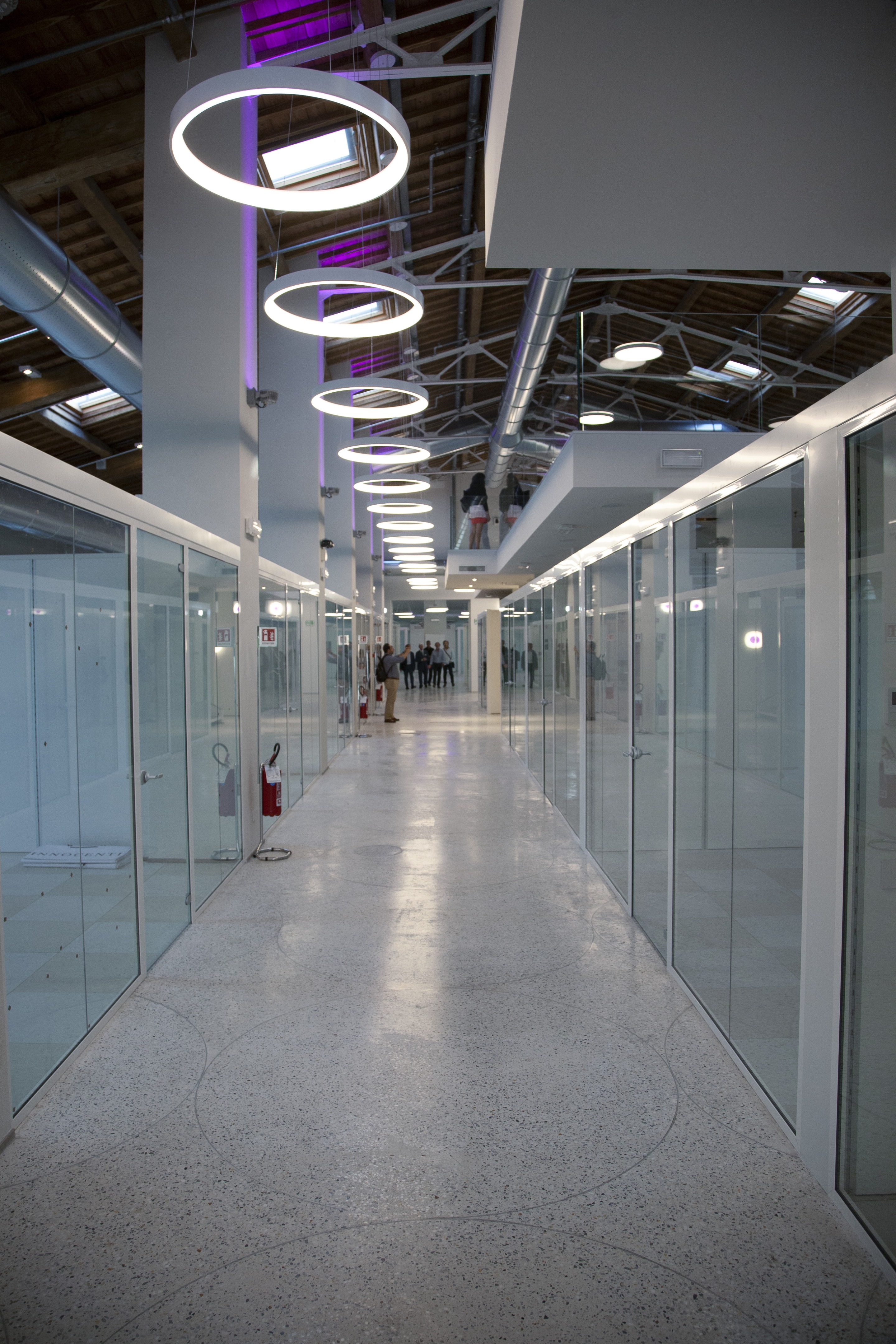 光影游戏打造非凡照明设计——马丁尼利·卢切购物中心-4