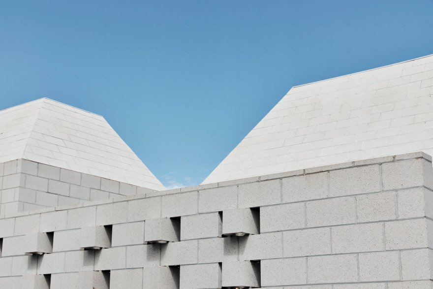 混凝土金字塔下的海滩别墅设计-99