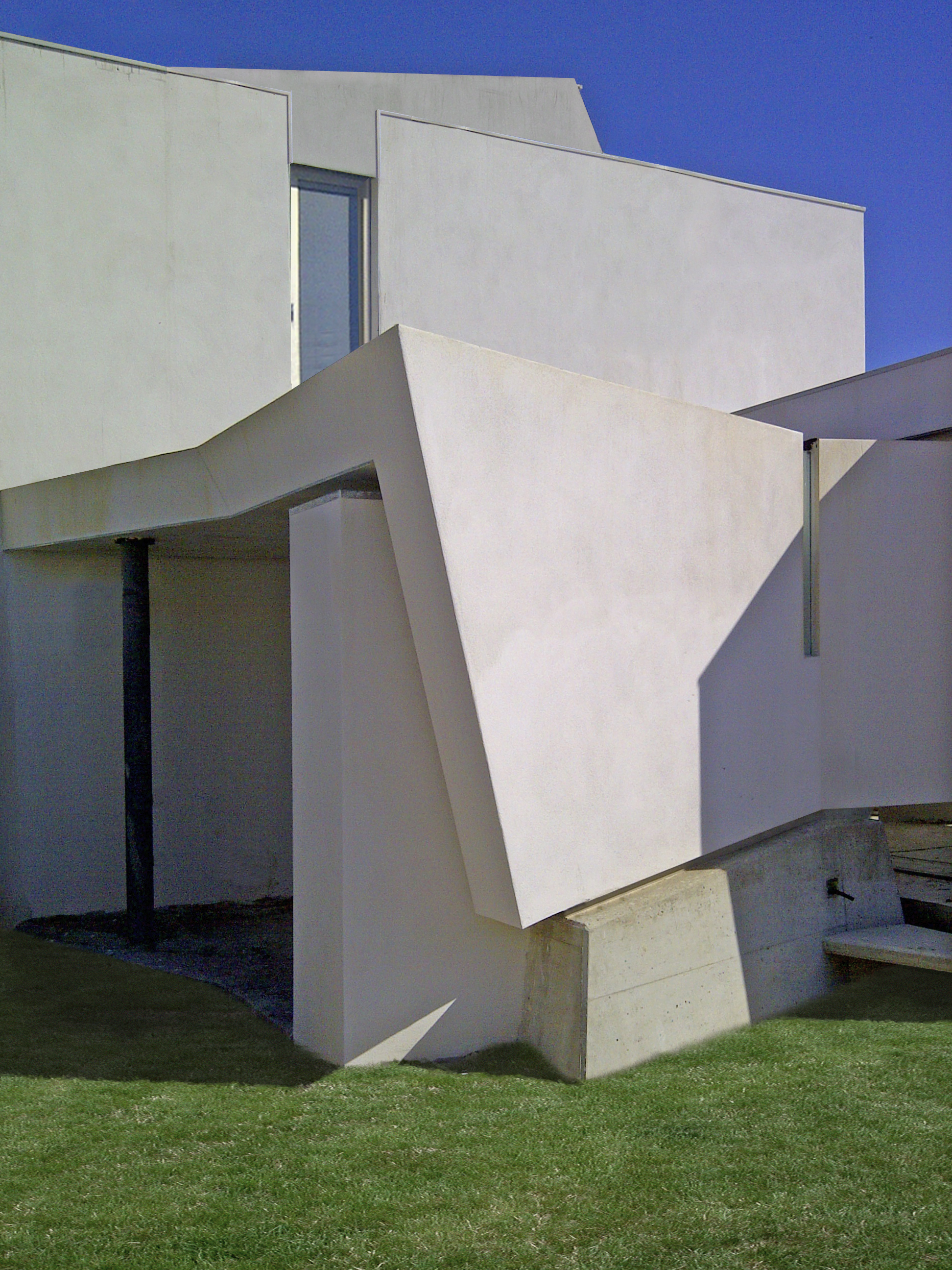 融合内外空间的白色纯净住宅-9