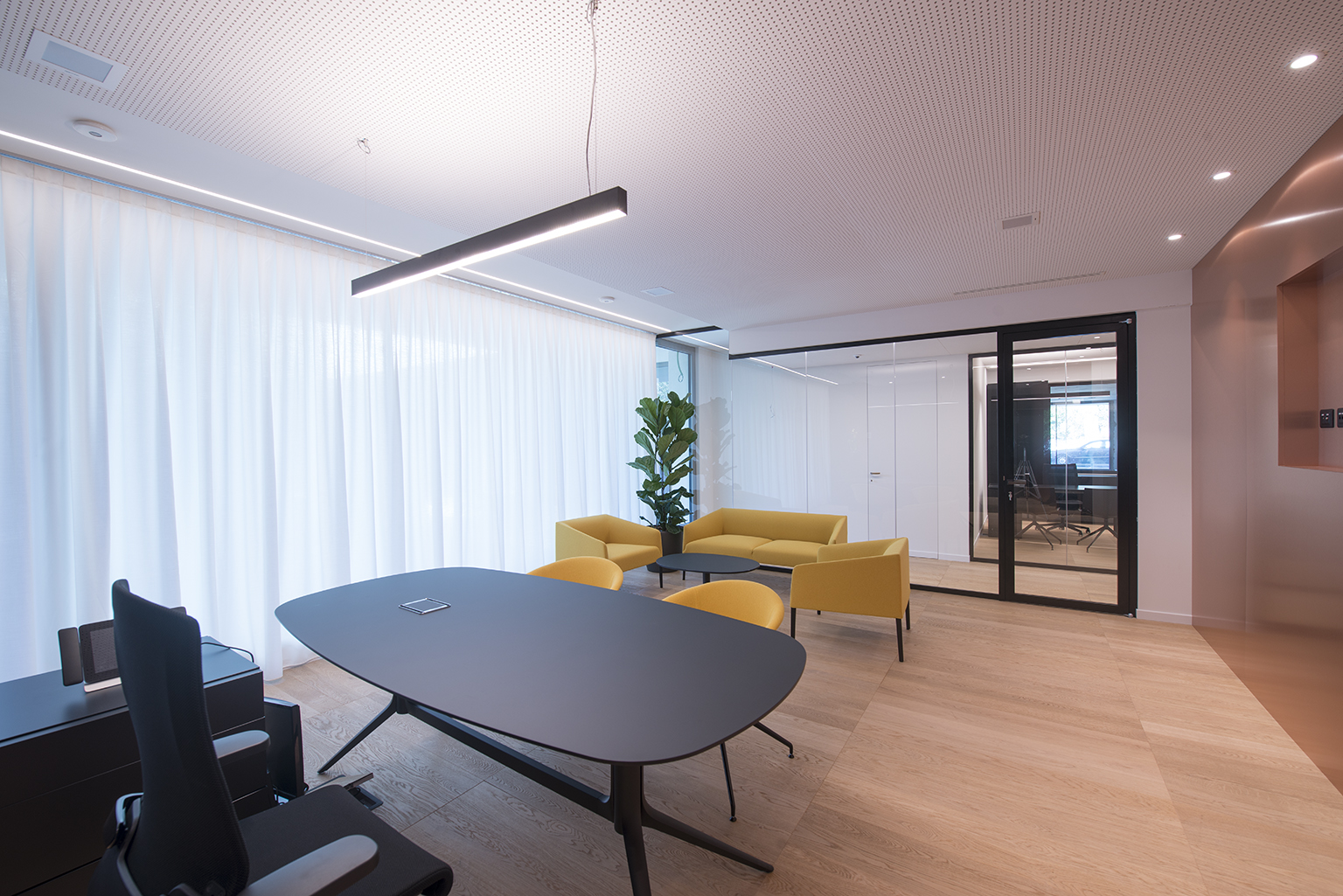 历史建筑中的现代办公室设计 | 铜、黄、木的啤酒主题空间-8