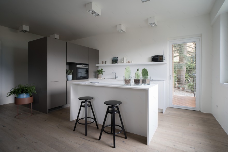 意式湖畔公寓的现代翻新-0