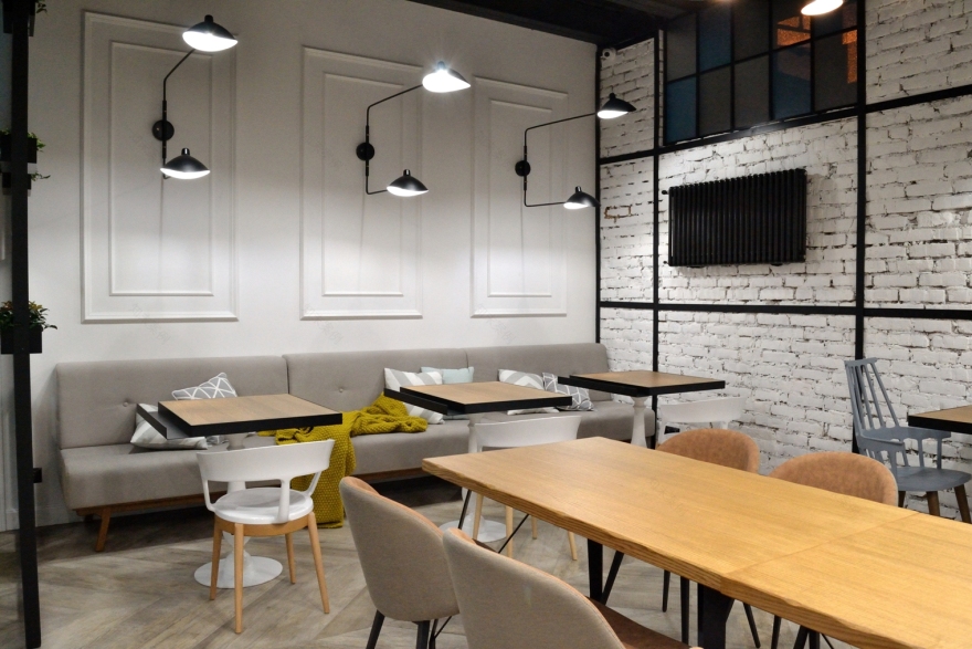 乌克兰基辅“Honey”咖啡厅 | 欧式糕点与室内绿意的完美融合-3