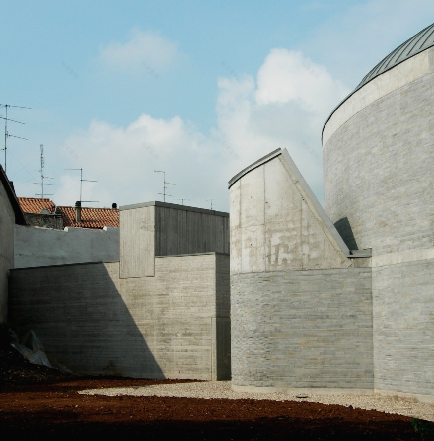 Friuli 新教堂设计 | 融入环境的和谐空间-10