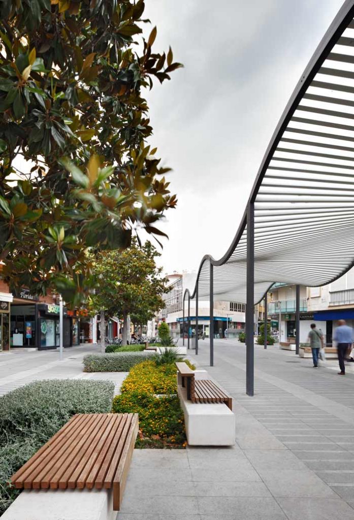 西班牙 Torremolinos 城市广场的波浪式模块化遮阳篷设计-6