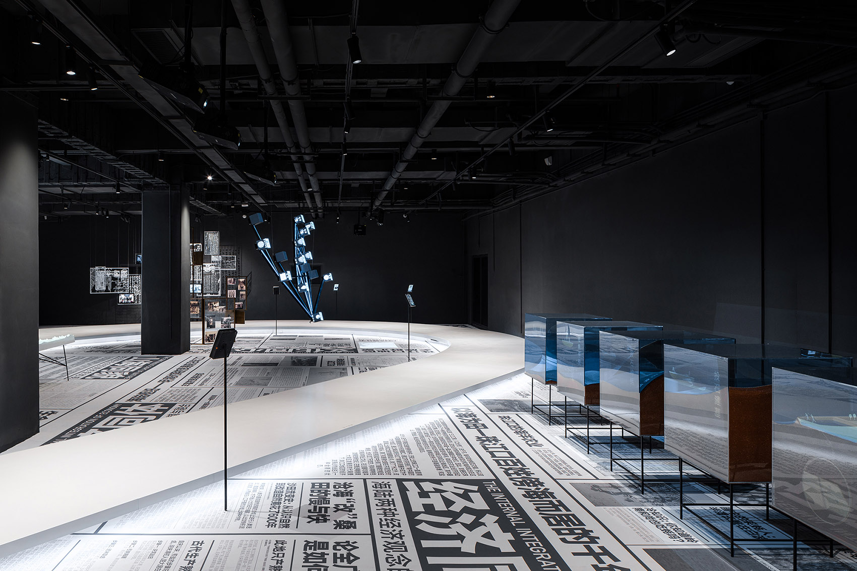 《万化同源》展览 | 超级报纸重织时空，打造全景式体验-40