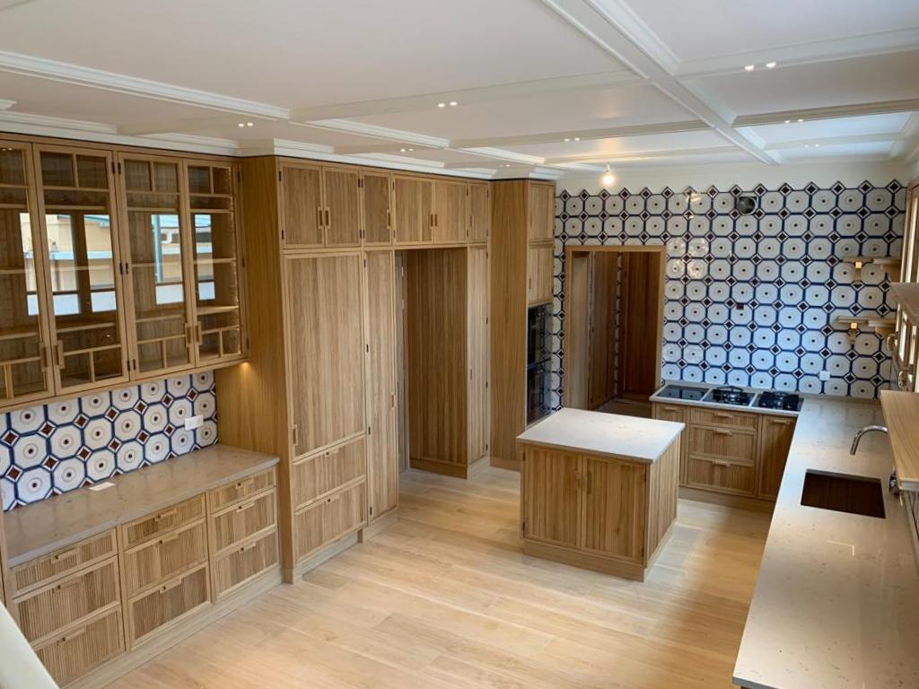 定制橡木奢华厨房，品质与美观的完美结合-1